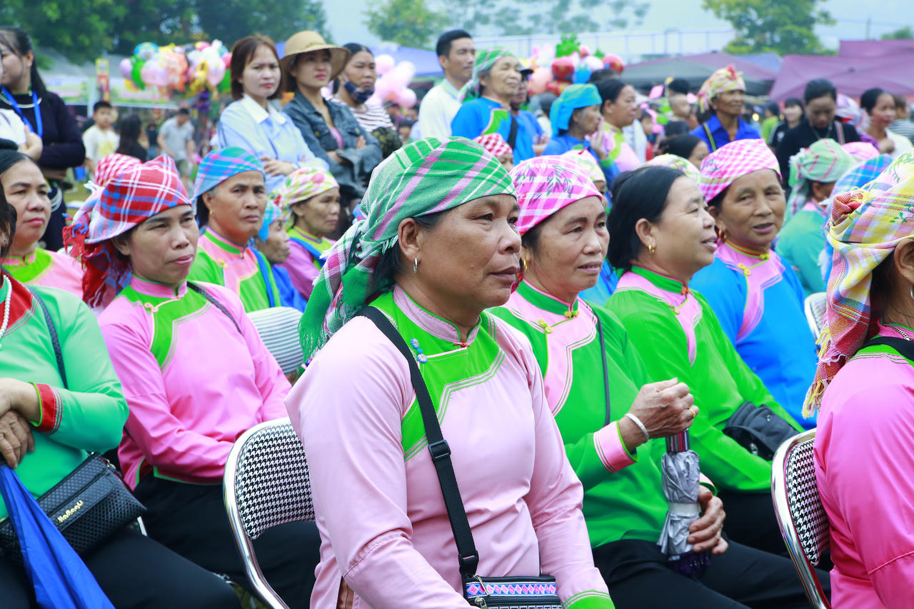 Buổi lễ thu hút đông đảo nhân dân và du khách tham dự (Ảnh: Hữu Trường).
