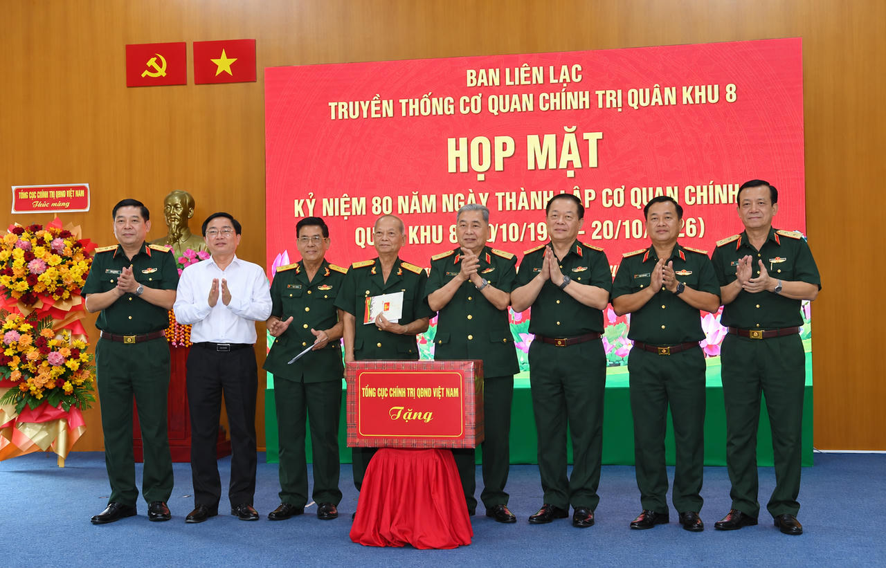 Đại tướng Nguyễn Trọng Nghĩa và đoàn công tác tặng quà Ban liên lạc truyền thống cơ quan Cục Chính trị Quân khu 8. Ảnh: QK7