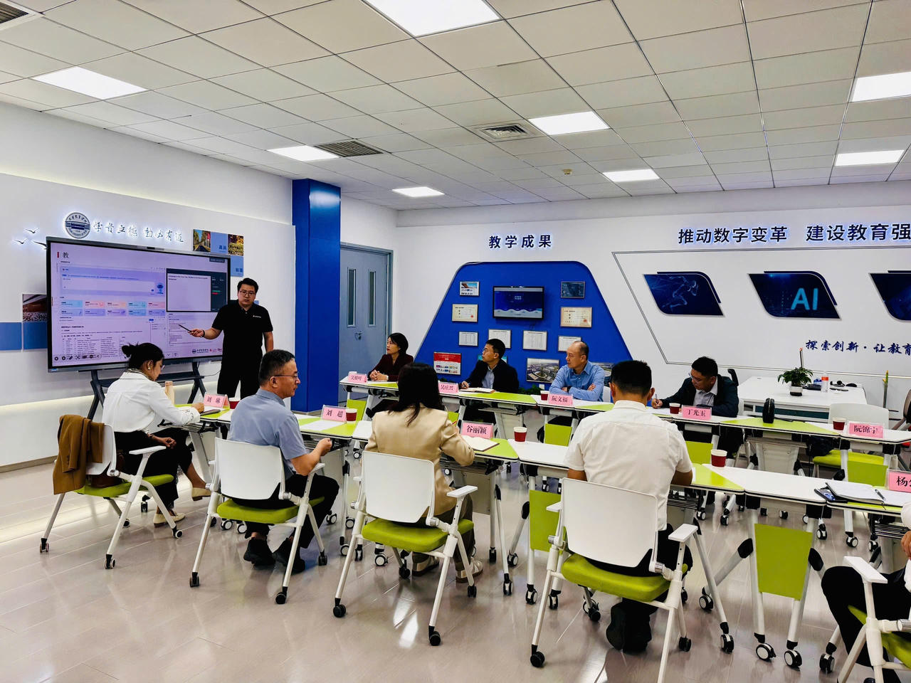 Đoàn công tác tìm hiểu mô hình tổ chức quản lý và đào tạo trên nền tảng số tại Học viện Thể dục thể thao Thiên Tân.