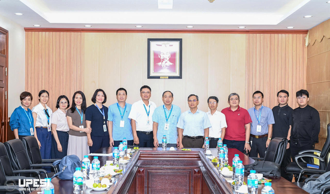 Đoàn công tác Học viện Bưu chính viễn thông chụp ảnh lưu niệm với lãnh đạo Nhà trường.
