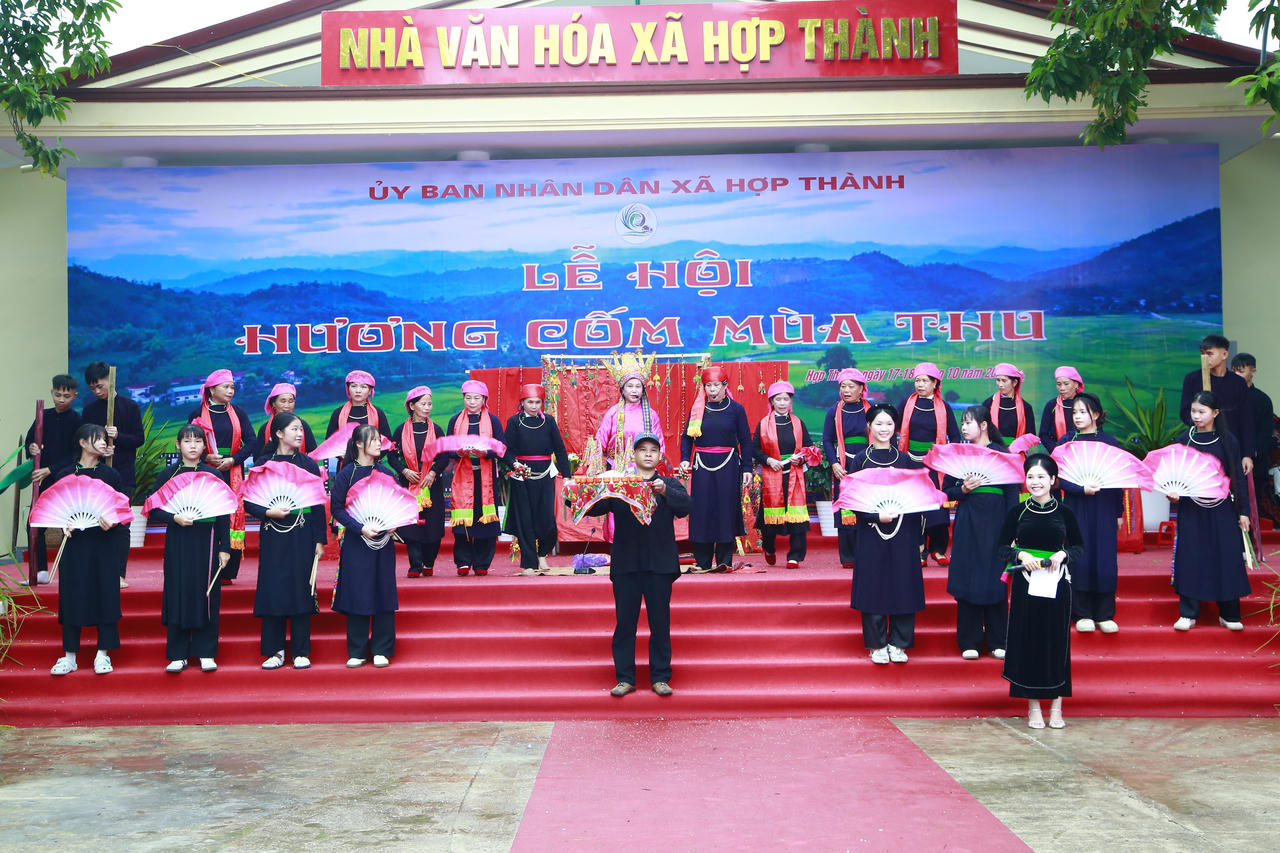 Điểm nhấn của lễ hội năm nay là nghi lễ Then pang mẩu của người Tày (Ảnh: Hữu Trường).