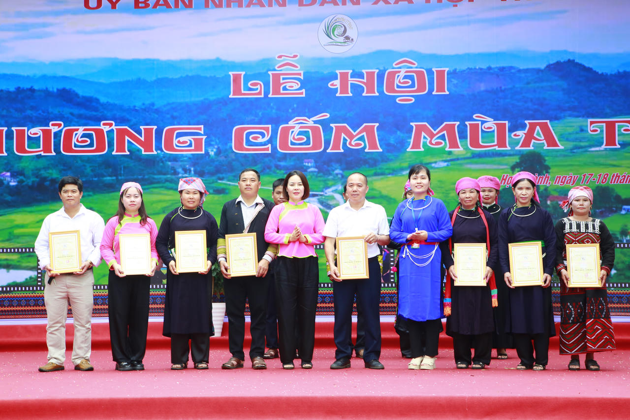 Ban tổ chức trao giải cho các đội đạt giải tại Hội thi Giã cốm;Chấm thi ẩm thực gắn với chấm điểm trang trí gian hàng trưng bày (Ảnh: Hữu Trường).