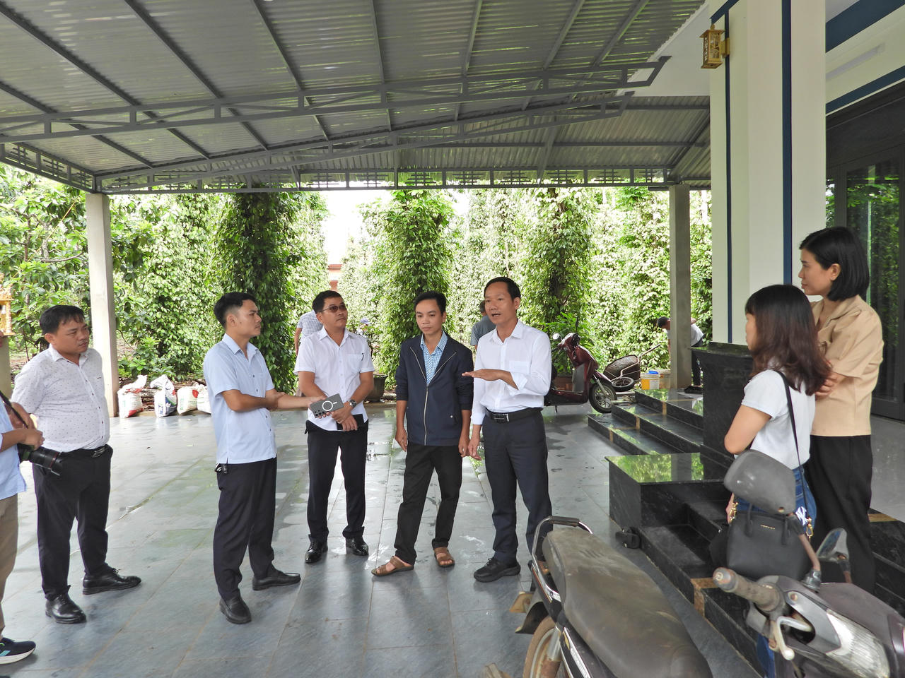 Ông Lê Phước Hiếu, Phó Trưởng phòng Kinh tế xã Cồn Tiên, giới thiệu về những lợi thế phát triển nông nghiệp gắn với du lịch tại địa phương. (Ảnh: Minh Phương)