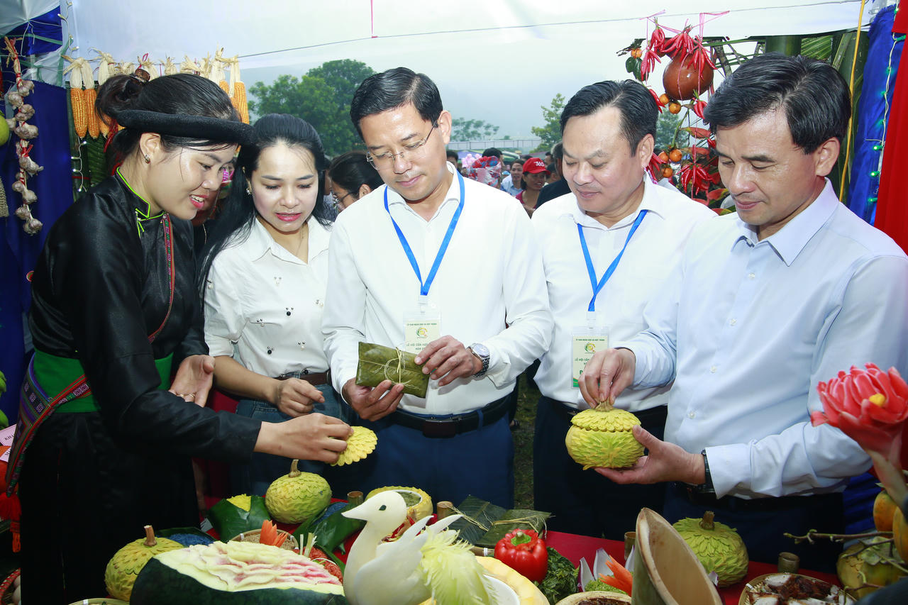 Lễ hội Cốm Hợp Thành: Gìn giữ hương vị truyền thống, nâng tầm nông sản địa phương