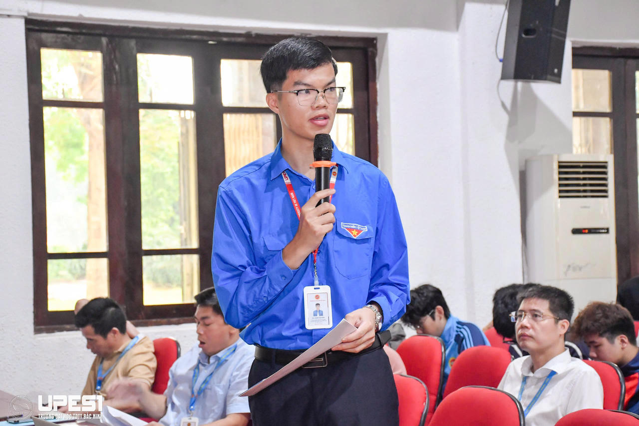 ThS Lương Văn Tùng – Bí thư Đoàn thanh niên giải đáp các thắc mắc về vấn đề Đoàn viên.