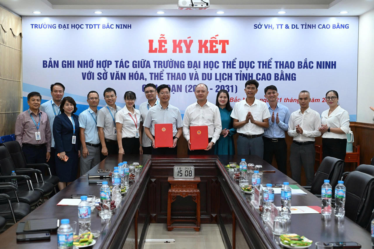 NGƯT.PGS.TS Nguyễn Văn Phúc – Hiệu trưởng Trường Đại học Thể dục Thể thao Bắc Ninh và ông Tô Vũ Ninh – Giám đốc Sở Văn hóa, Thể thao và Du lịch tỉnh Cao Bằng đã đại diện hai đơn vị thực hiện nghi thức ký kết Bản ghi nhớ hợp tác giai đoạn 2026-2031.