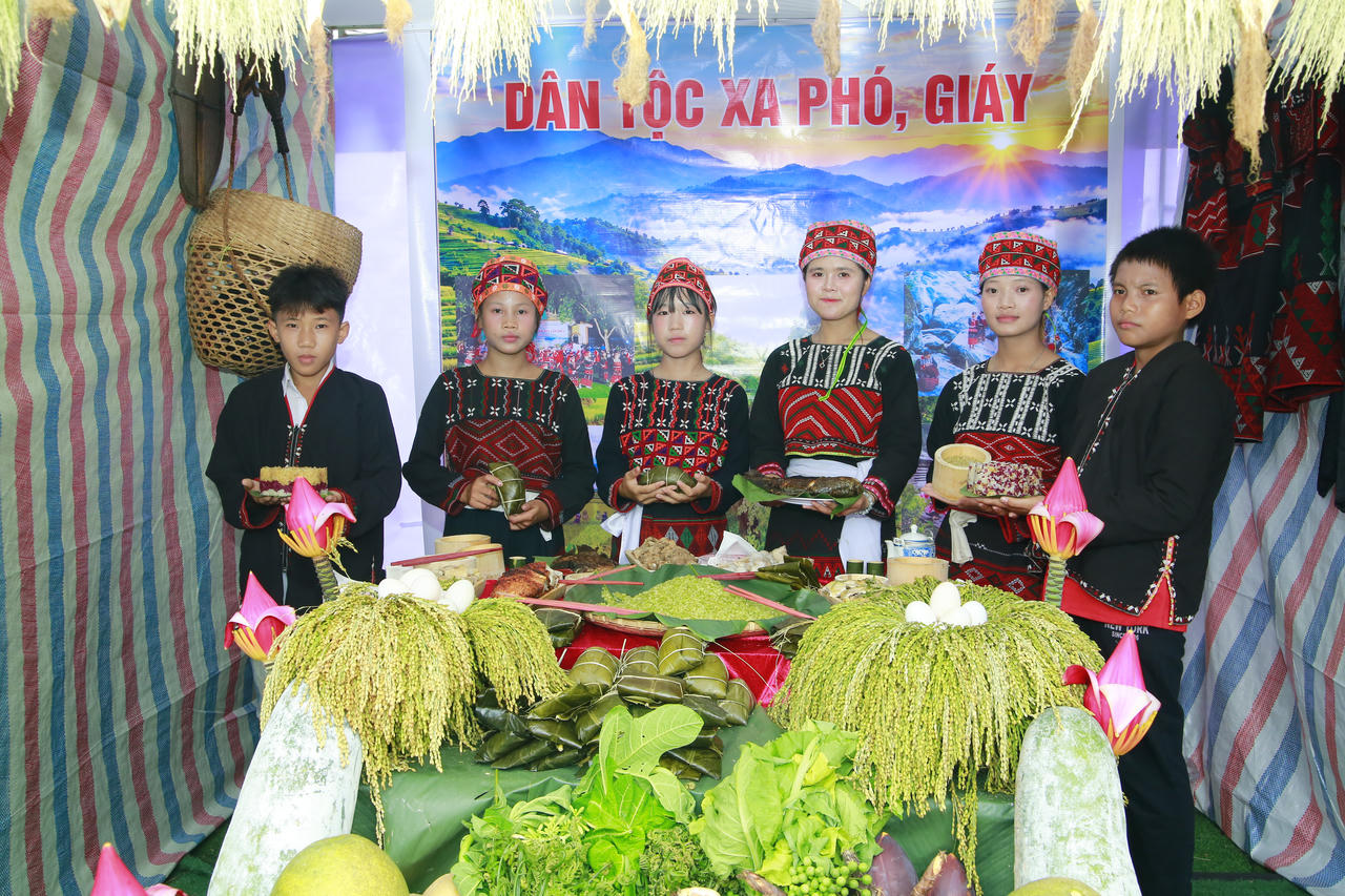 Lễ hội Cốm Hợp Thành: Gìn giữ hương vị truyền thống, nâng tầm nông sản địa phương