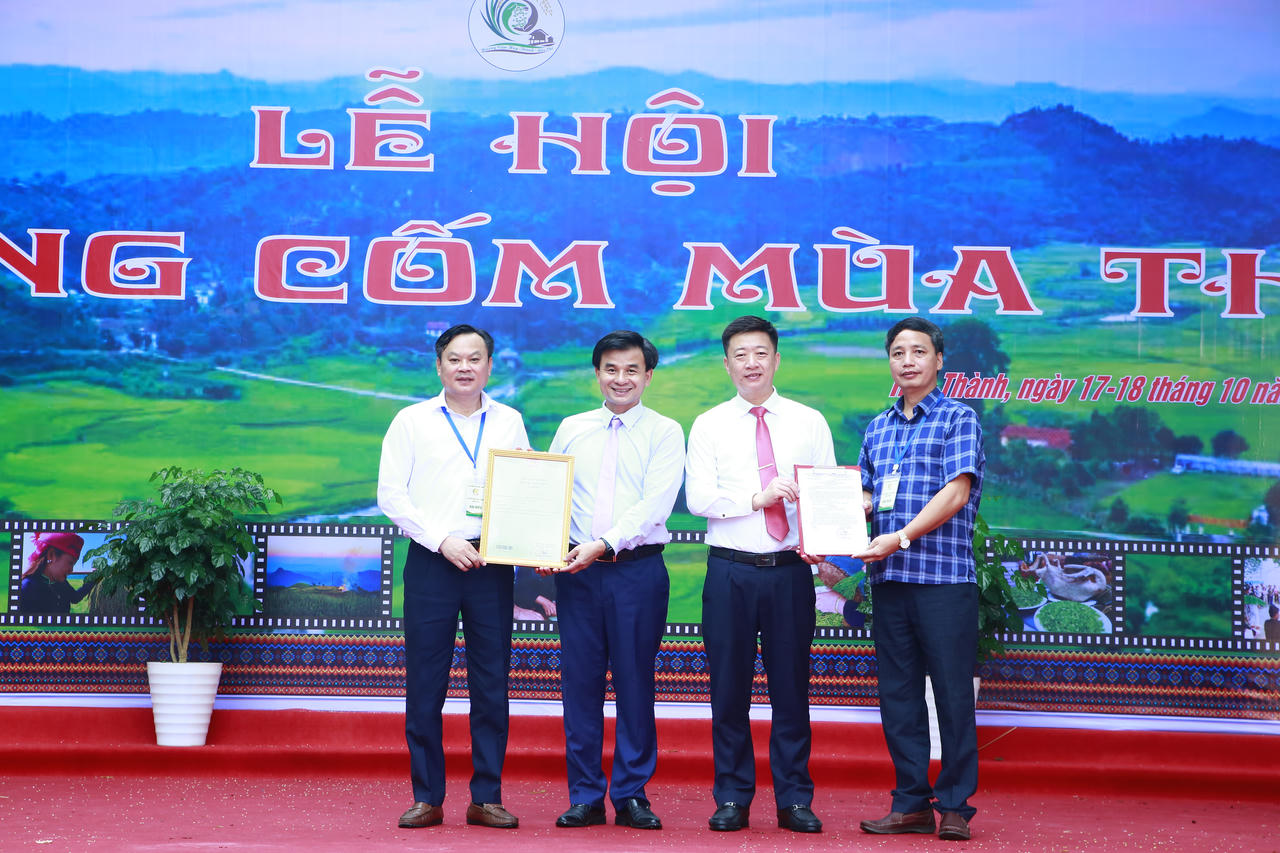 Đại diện Cục Sở hữu trí tuệ trao Giấy chứng nhận đăng ký nhãn hiệu chứng nhận “Chè Hợp Thành - Lào Cai” (Ảnh: Hữu Trường).