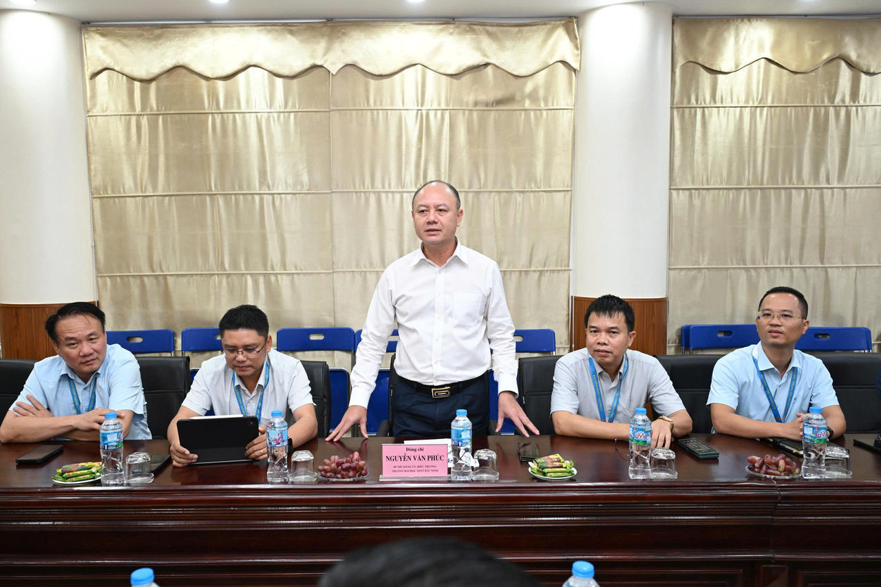 NGƯT.PGS.TS Nguyễn Văn Phúc – Bí thư Đảng úy, Hiệu trưởng Nhà trường phát biểu tại buổi Lễ.