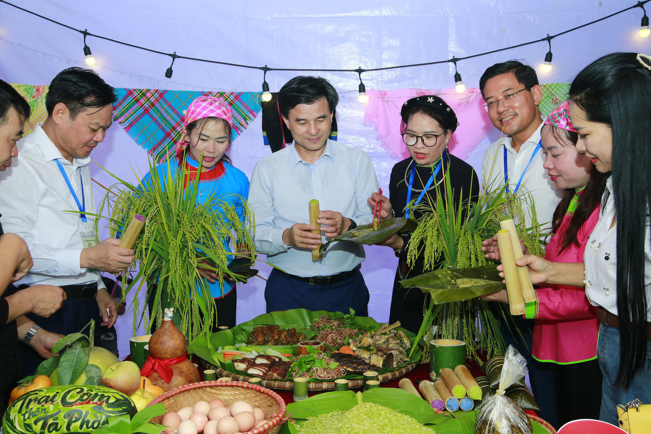 Lễ hội Cốm Hợp Thành: Gìn giữ hương vị truyền thống, nâng tầm nông sản địa phương