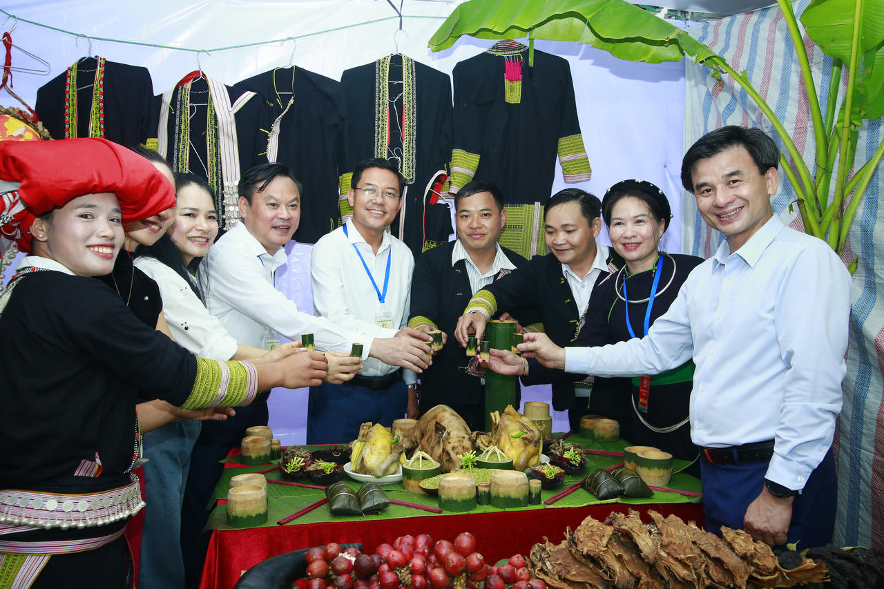 Lễ hội Cốm Hợp Thành: Gìn giữ hương vị truyền thống, nâng tầm nông sản địa phương