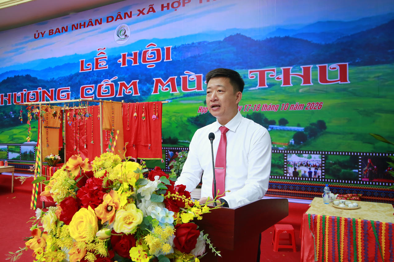 Ông Ngô Vũ Quốc, Chủ tịch UBND xã Hợp Thành phát biểu khai mạc Lễ hội Cốm năm 2026 (Ảnh: Hữu Trường).