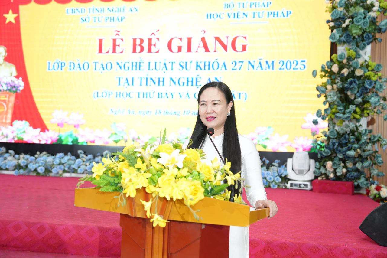NGƯT.PGS.TS Nguyễn Minh Hằng – Phó Giám đốc Học viện Tư pháp chúc mừng các học viên đã tốt nghiệp khóa đào tạo nghề luật sư. Ảnh: Hoàng Cường
