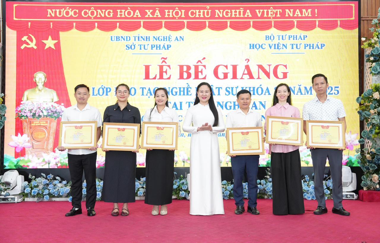 NGƯT.PGS.TS. Nguyễn Minh Hằng, Phó Giám đốc Học viện Tư pháp trao giấy khen cho các học viên đạt thành tích trong học tập và phong trào thi đua. Ảnh: Hoàng Cường