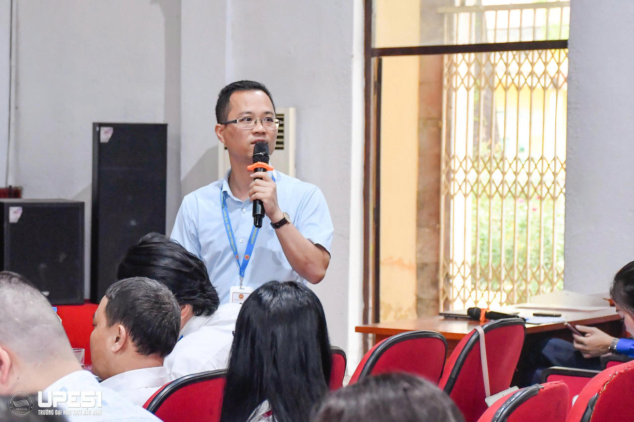 ThS Nguyễn Ngọc Toại – Phó trưởng phòng Tổ chức, Tài vụ, pháp chế giải đáp các vần đề về đóp góp của sinh viên.