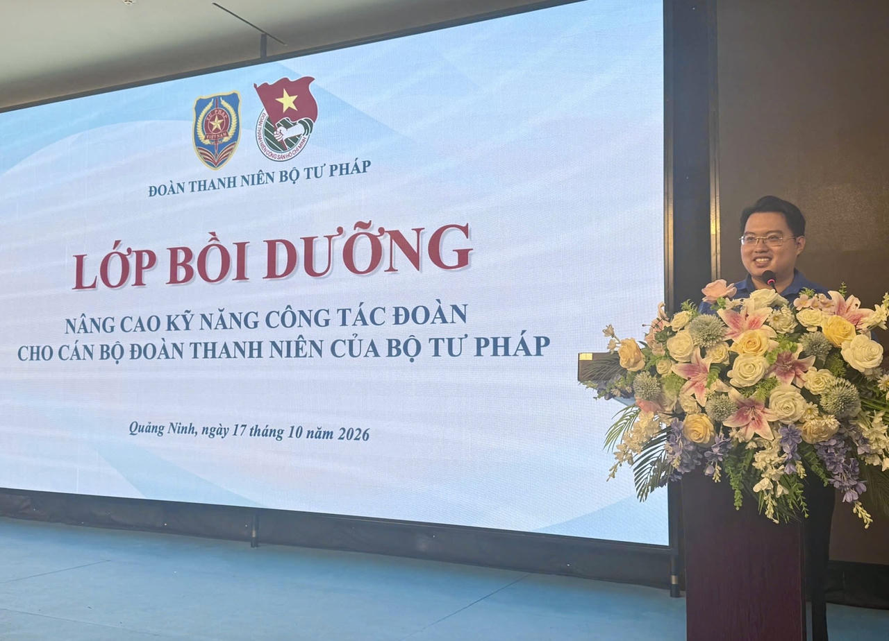 Ủy viên Ban Thường vụ, Trưởng Ban Tuyên giáo Đoàn Bộ Tư pháp, Bí thư Đoàn Báo Pháp luật Việt Nam Trần Đức Anh phát biểu