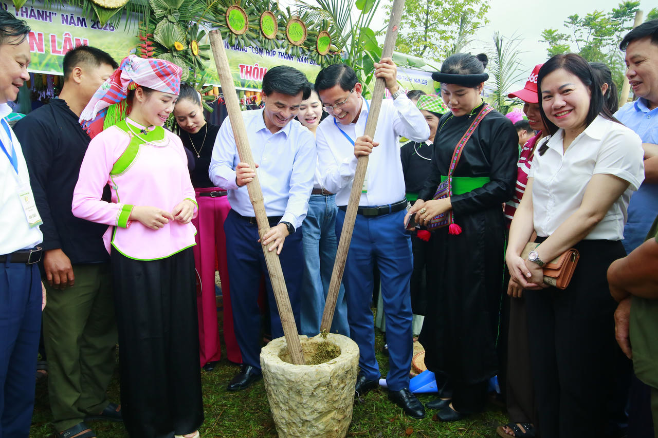 Các đại biểu tham quan các gian hàng và trải nghiệm giã cốm (Ảnh: Hữu Trường).