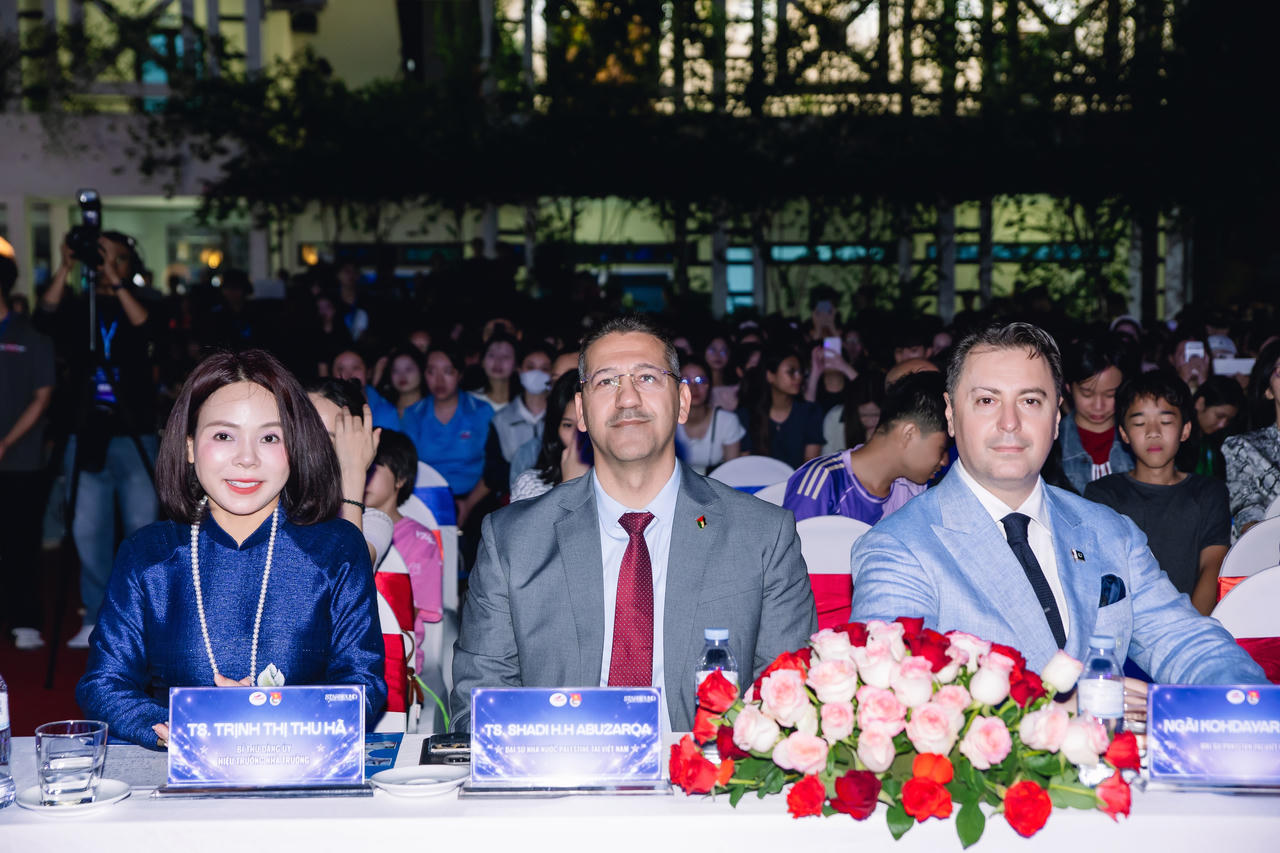 TS Trịnh Thị Thu Hà, Hiệu trưởng Trường Cao đẳng Thương mại và Du lịch Hà Nội cùng các Đại sứ tham dự chương trình (Ảnh: Phương Nam).