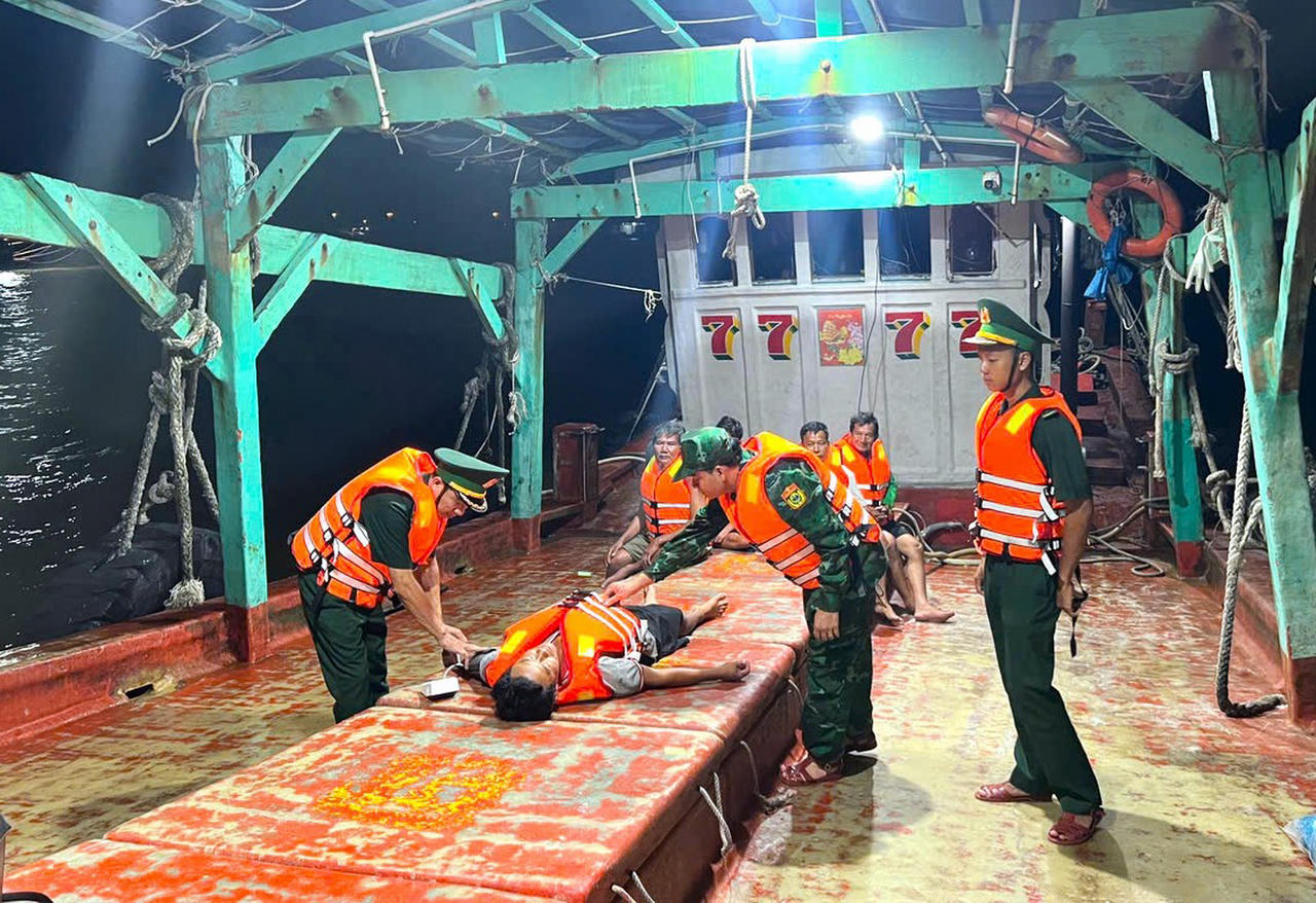 Cán bộ, chiến sĩ Đồn Biên phòng Sông Đốc phối hợp với Tổ tàu thuyền an toàn cứu vớt thành công 5 ngư dân gặp nạn trên biển (Ảnh: BĐBP).