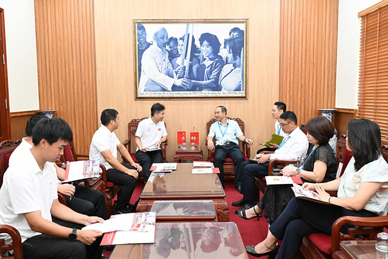 Toàn cảnh buổi làm việc.