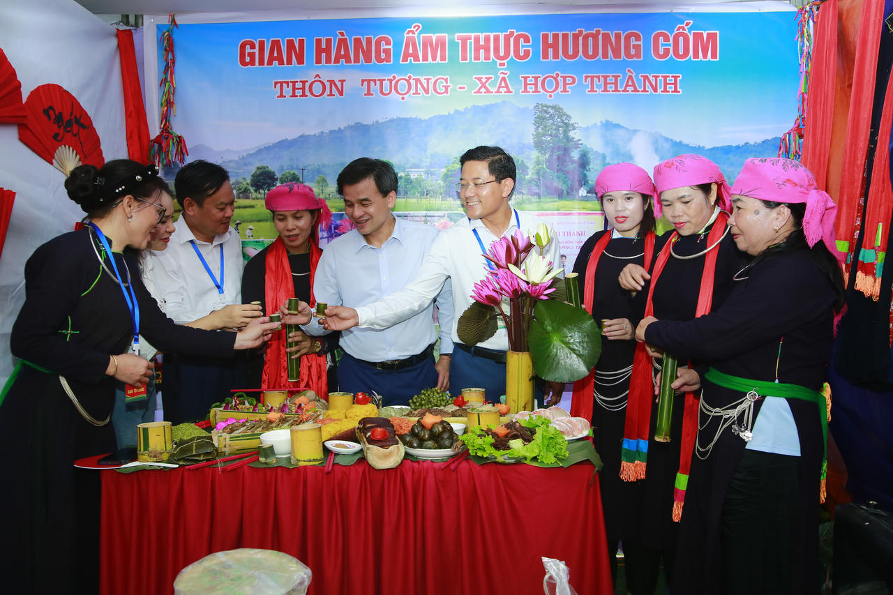 Lễ hội Cốm Hợp Thành: Gìn giữ hương vị truyền thống, nâng tầm nông sản địa phương