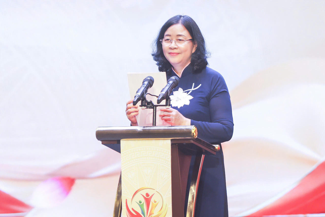 Bà Bùi Thị Minh Hoài - Ủy viên Bộ Chính trị, Bí thư Trung ương Đảng, Bí thư Đảng ủy Dân vận, Mặt trận và các đoàn thể Trung ương, Chủ tịch Ủy ban Trung ương MTTQ Việt Nam phát biểu tại Chương trình. Ảnh: PV