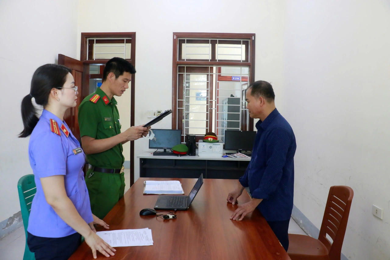 Đối tượng Bùi Văn Trường tại CQĐT (ảnh Công an cung cấp).