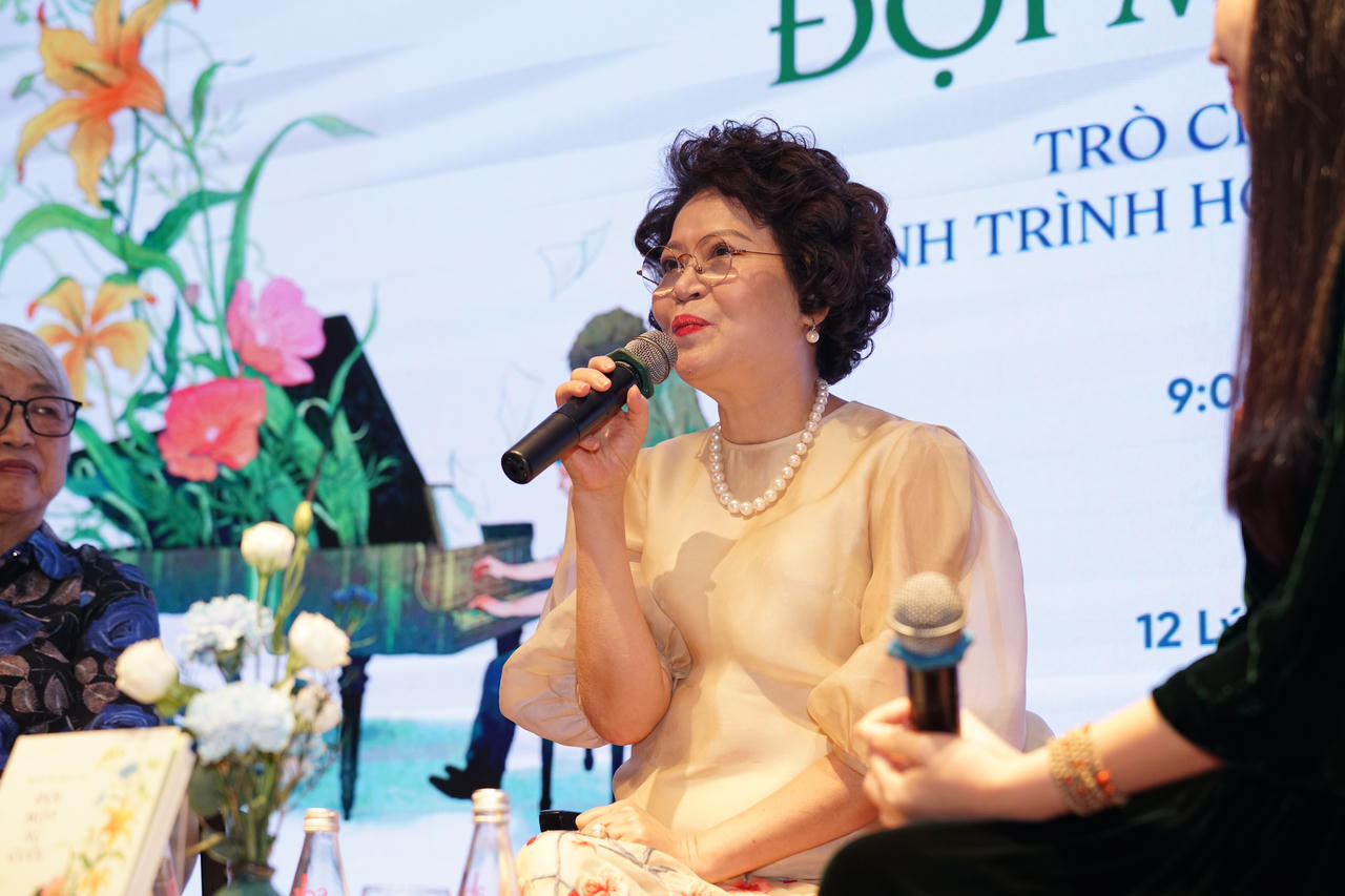 Chính bà cũng nhận ra mình đã “lớn lên” cùng cháu (Ảnh: Hạnh Nghĩa).