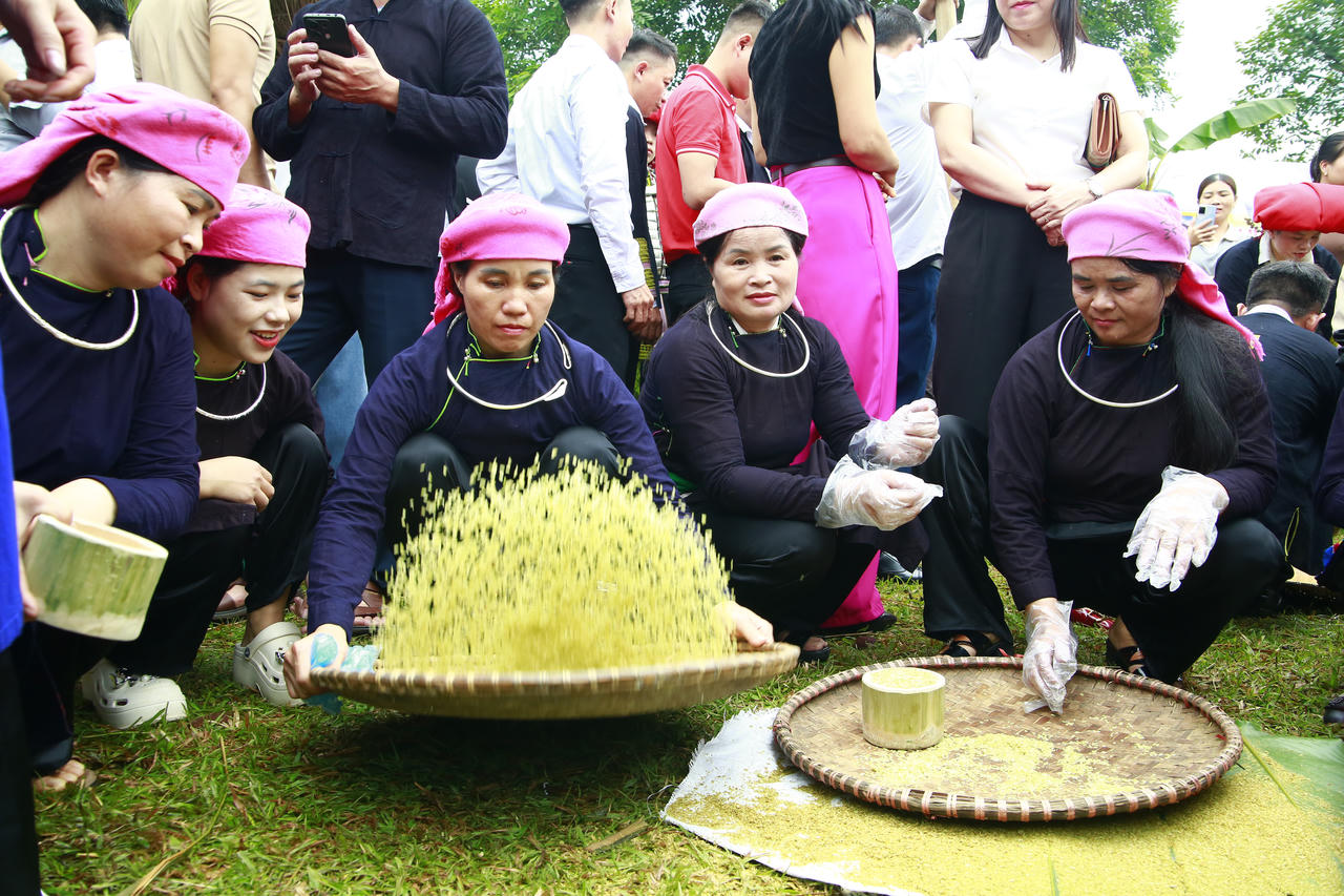 Lễ hội Cốm Hợp Thành: Gìn giữ hương vị truyền thống, nâng tầm nông sản địa phương