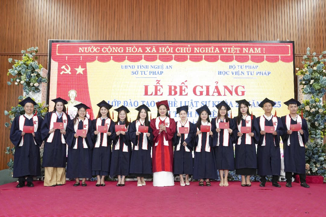 Lãnh đạo Học viện Tư pháp trao giấy chứng nhận tốt nghiệp cho các học viên. Ảnh: Hoàng Cường