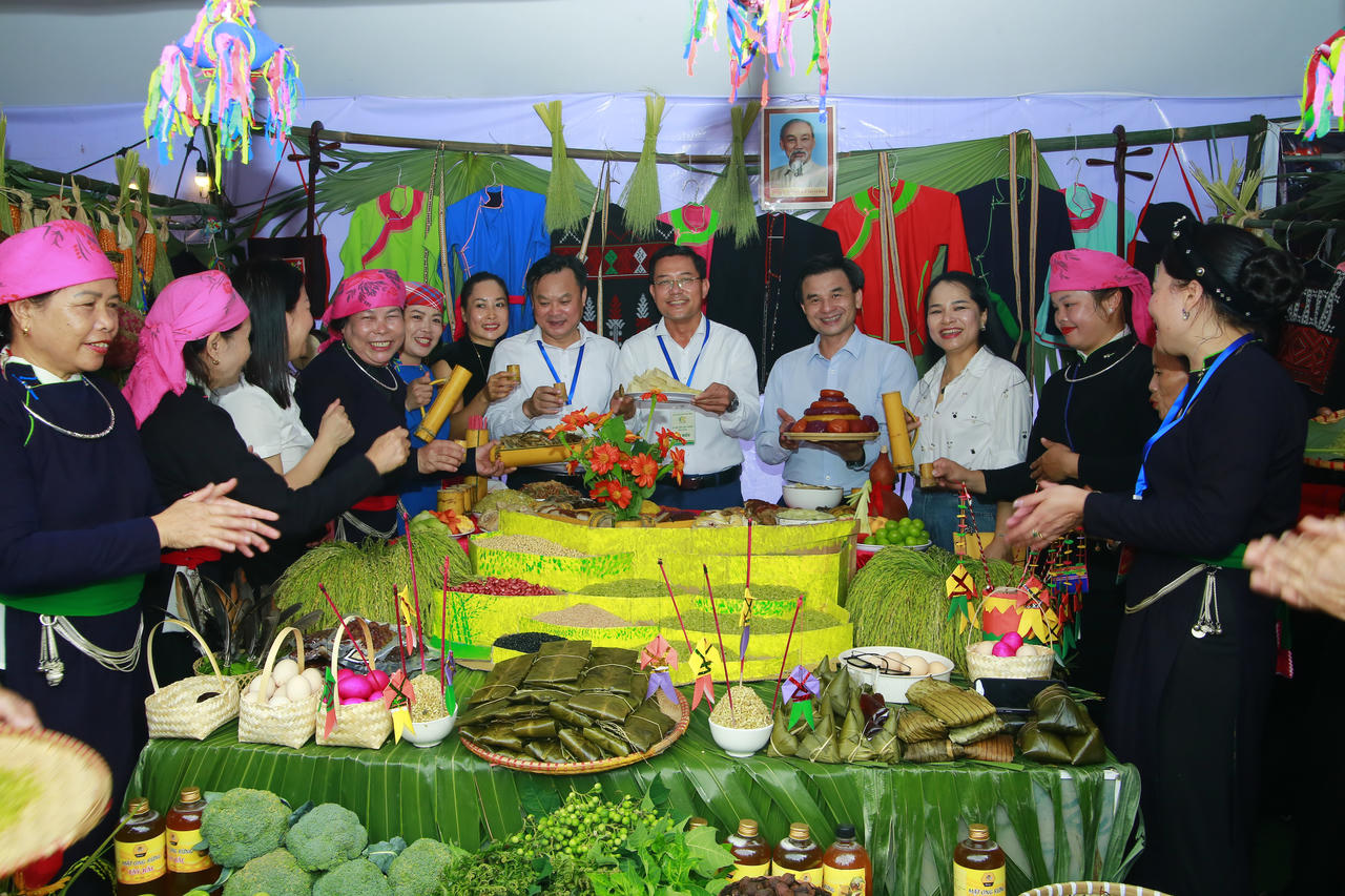 Lễ hội Cốm Hợp Thành: Gìn giữ hương vị truyền thống, nâng tầm nông sản địa phương