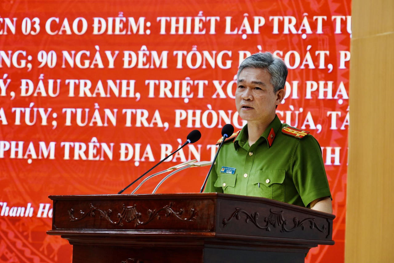 Đại tá Nguyễn Anh Tuấn, Phó Giám đốc Công an tỉnh phát biểu chỉ đạo tại Hội nghị sơ kết 3 cao điểm: thiết lập trật tự đô thị, trật tự công cộng; 90 ngày đêm tổng rà soát, phát hiện, thống kê, quản lý, đấu tranh, triệt xóa tội phạm và vi phạm pháp luật về ma túy; tuần tra phòng ngừa, tấn công, trấn áp tội phạm (Ảnh: CACC).