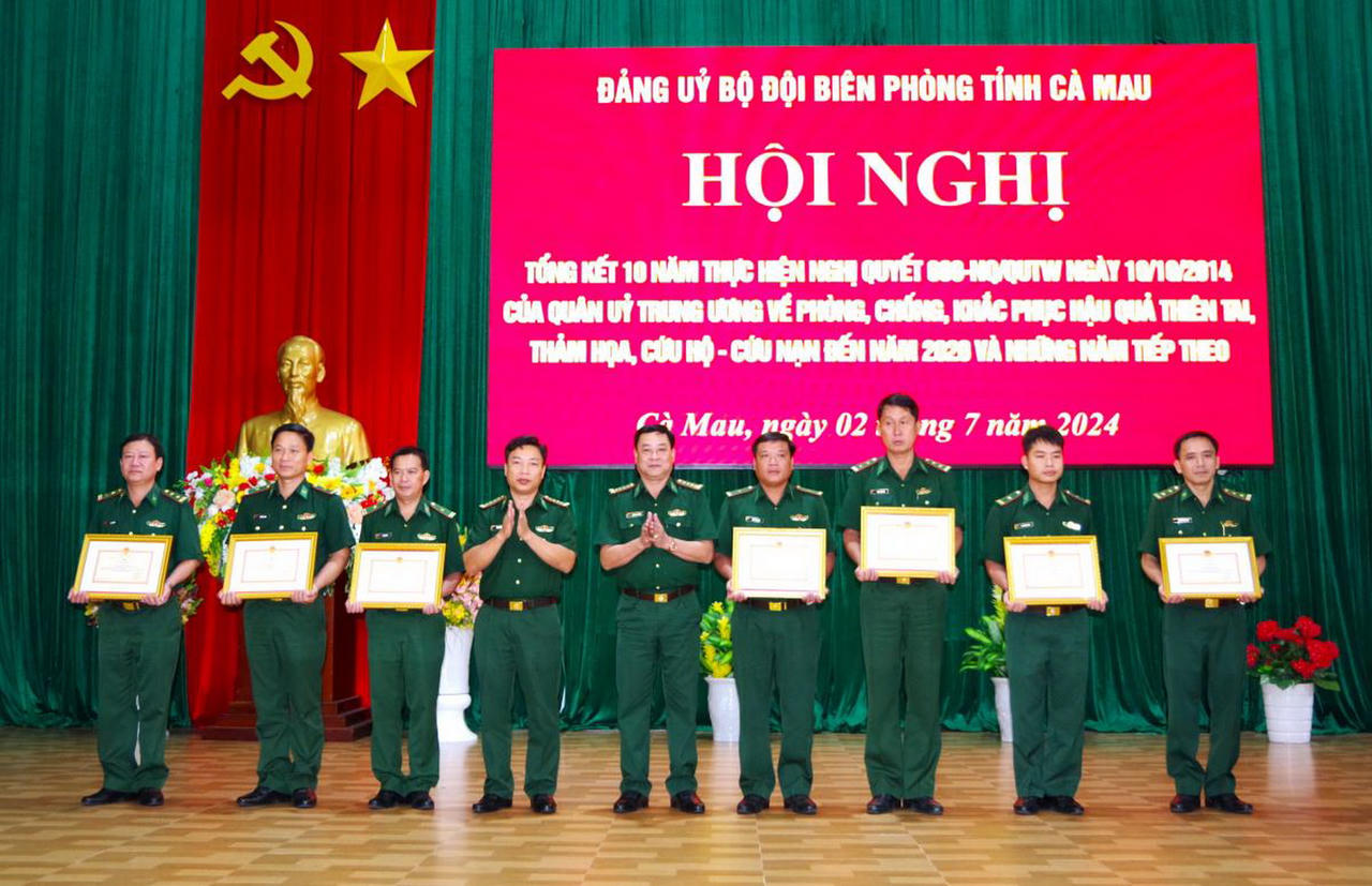 Ban Chỉ huy BĐBP tỉnh Cà Mau, trao Giấy khen tặng các cá nhân có thành tích xuất sắc trong 10 năm thực hiện Nghị quyết số 689 (Ảnh: BĐBP).