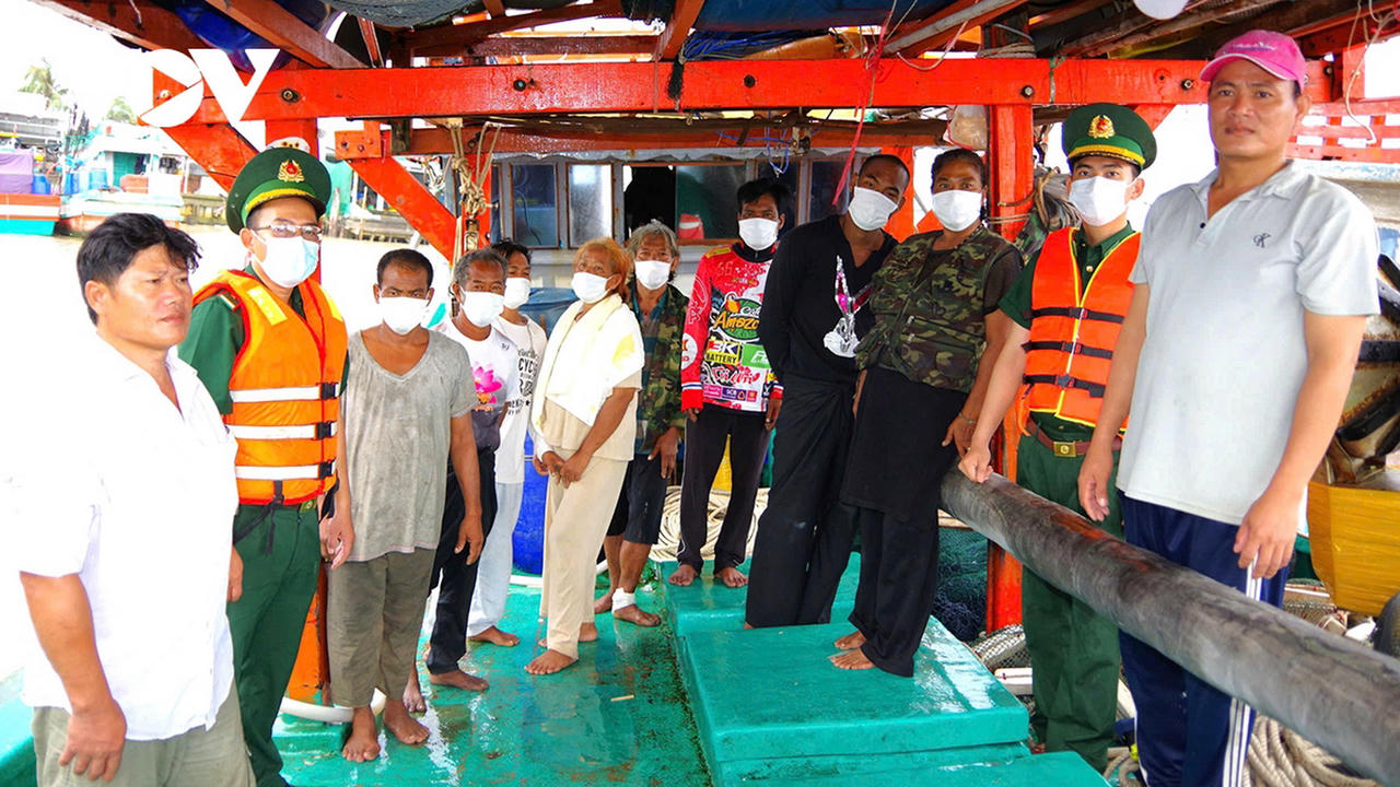 Cán bộ, chiến sĩ Đồn Biên phòng Khánh Hội tiếp nhận 8 thuyền viên nước ngoài được cứu nạn trên vùng biển Cà Mau (Ảnh: BĐBP).