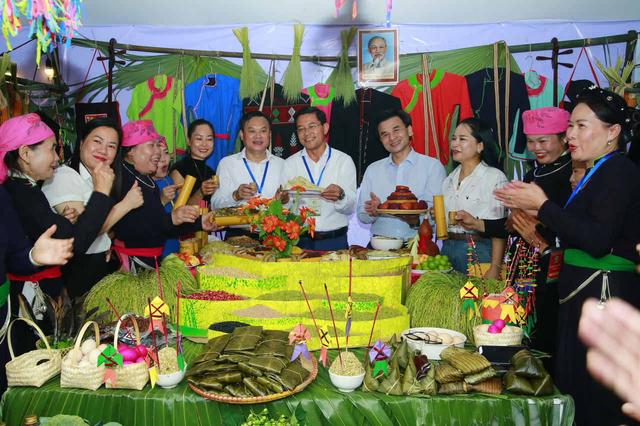 Lễ hội Cốm Hợp Thành: Gìn giữ hương vị truyền thống, nâng tầm nông sản địa phương