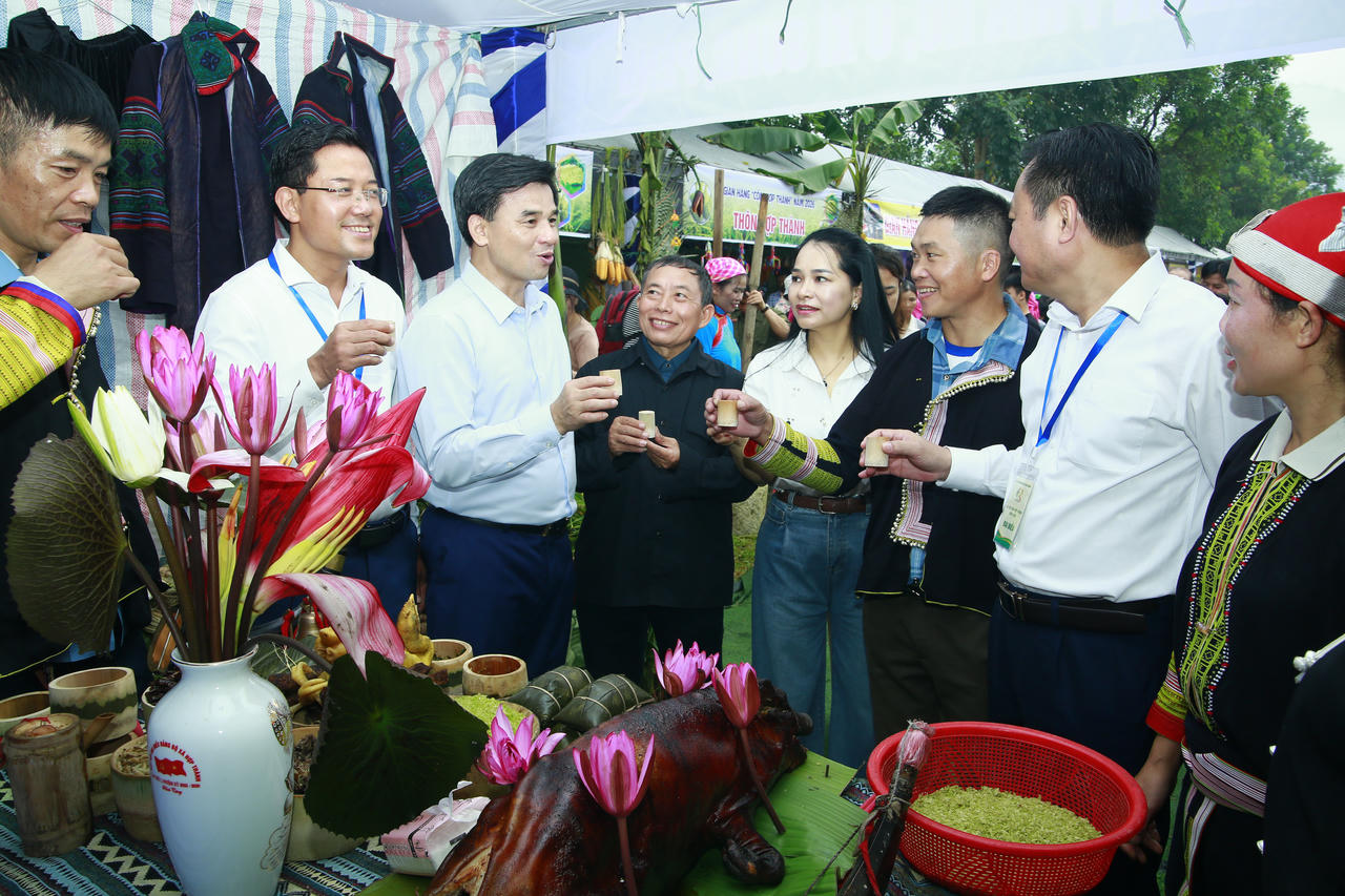 Lễ hội Cốm Hợp Thành: Gìn giữ hương vị truyền thống, nâng tầm nông sản địa phương