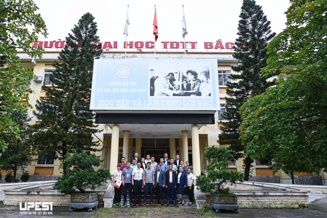 Đoàn công tác Sân vận động Quốc gia Km16 chụp anhe lưu niệm với lãnh đạo Nhà trường.