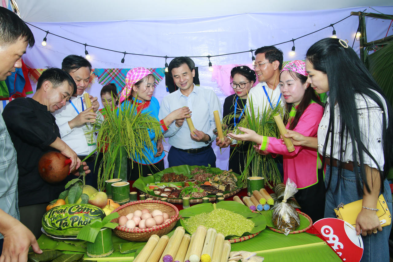 Lễ hội Cốm Hợp Thành: Gìn giữ hương vị truyền thống, nâng tầm nông sản địa phương