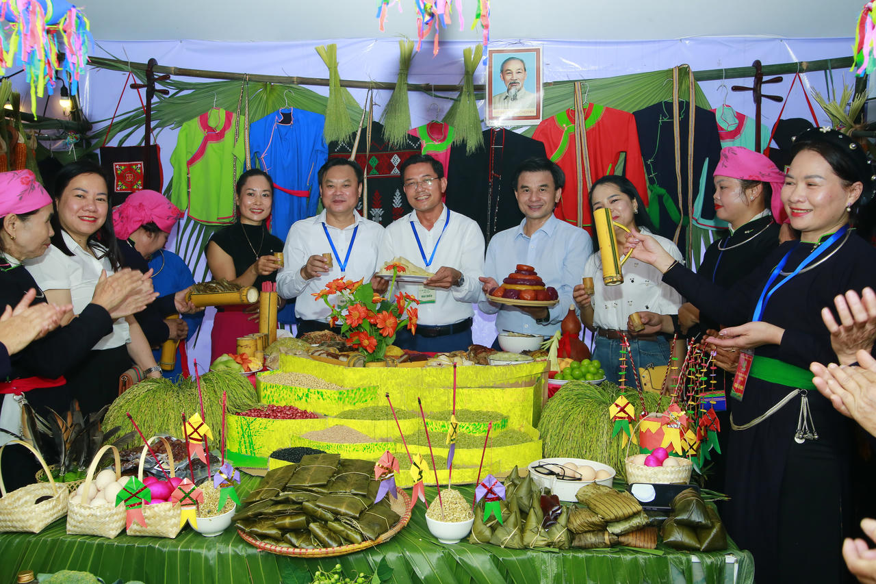 Lễ hội Cốm Hợp Thành: Gìn giữ hương vị truyền thống, nâng tầm nông sản địa phương