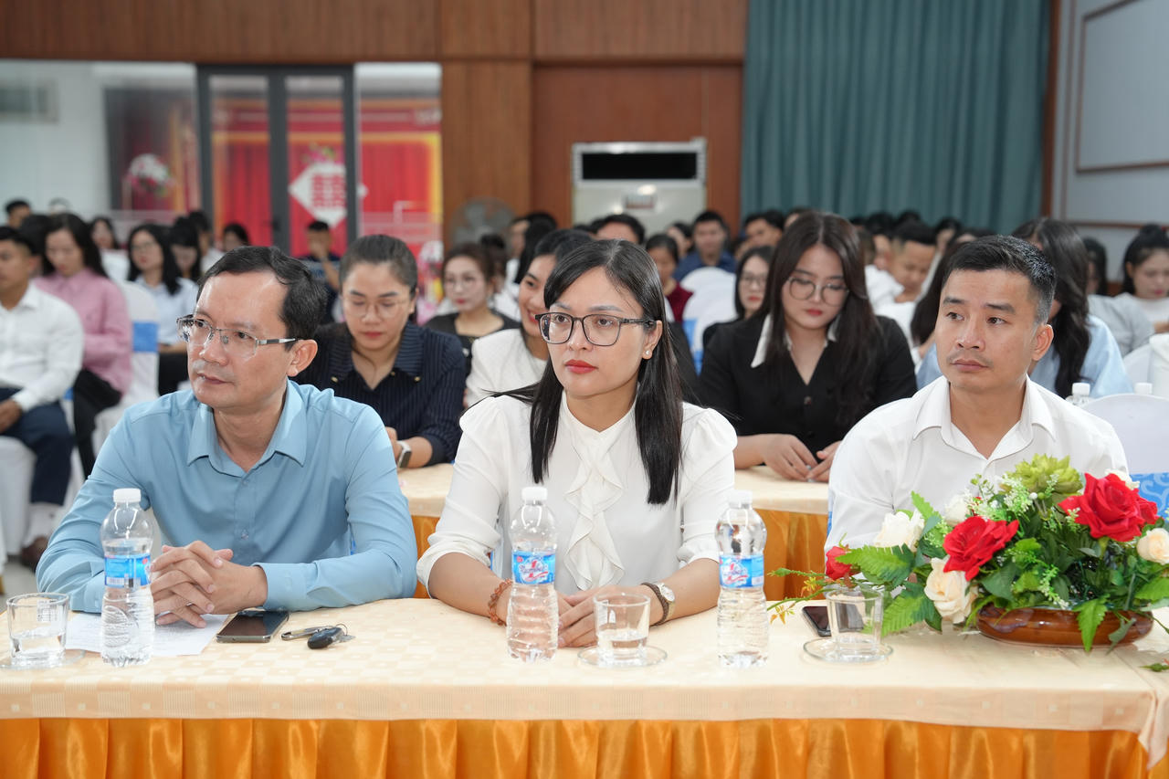 Các dại biểu tham dự Lễ bế giảng. Ảnh: Hoàng Cường