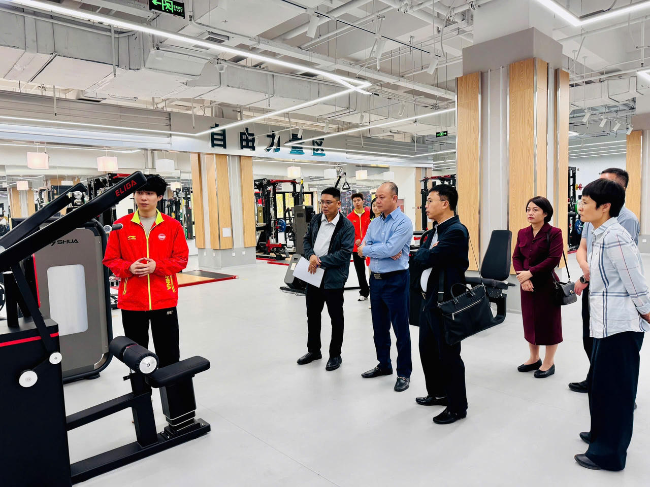 Đoàn công tác tham quan, tìm hiểu cơ sở vật chất và trang thiết bị phục vụ nghiên cứu khoa học, huấn luyện thể thao.