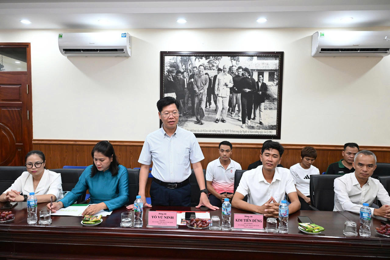 Ông Tô Vũ Ninh – Giám đốc Sở phát biểu, thể hiện rõ hoạt động trao đổi, thống nhất nội dung hợp tác giữa hai bên.