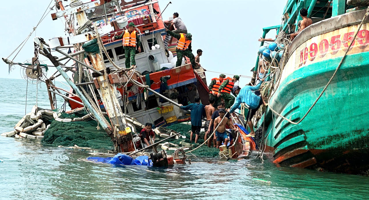 Cán bộ, chiến sĩ Đồn Biên phòng Hòn Chuối huy động phương tiện tham gia cứu hộ tàu cá và 13 thuyền viên gặp nạn trên biển (Ảnh: BĐBP).