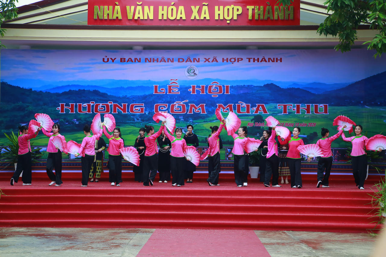 Các tiết mục văn nghệ (Ảnh: Hữu Trường).