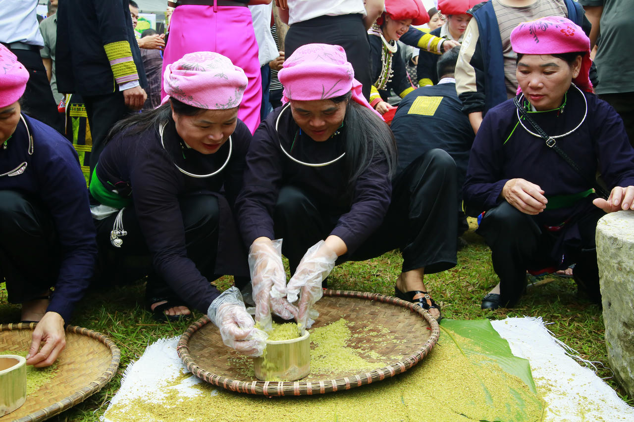 Các đội thi làm cốm tại lễ hội (Ảnh: Hữu Trường).