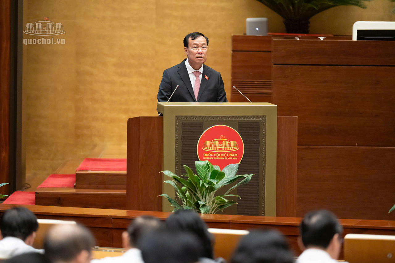 Chủ nhiệm Ủy ban Quốc phòng, An ninh và Đối ngoại của Quốc hội Lê Tấn Tới trình bày báo cáo thẩm tra. Ảnh: Quochoi.vn
