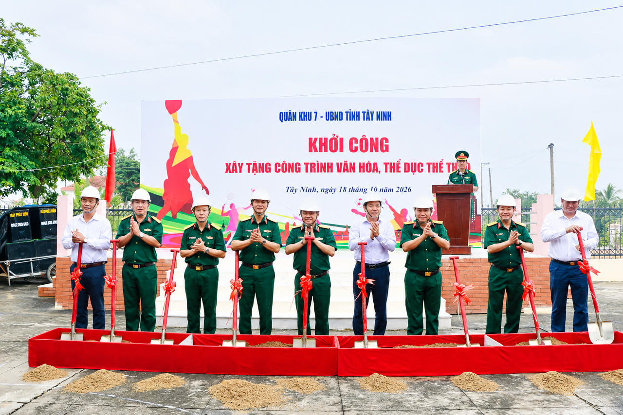 Thiếu tướng Trần Chí Tâm, Ủy viên Thường vụ Đảng ủy, Phó Chính ủy Quân khu 7 và các đại biểu thực hiện nghi thức khởi công xây dựng 2 công trình văn hóa, thể dục thể thao tại xã Nhơn Ninh. Ảnh: QK7