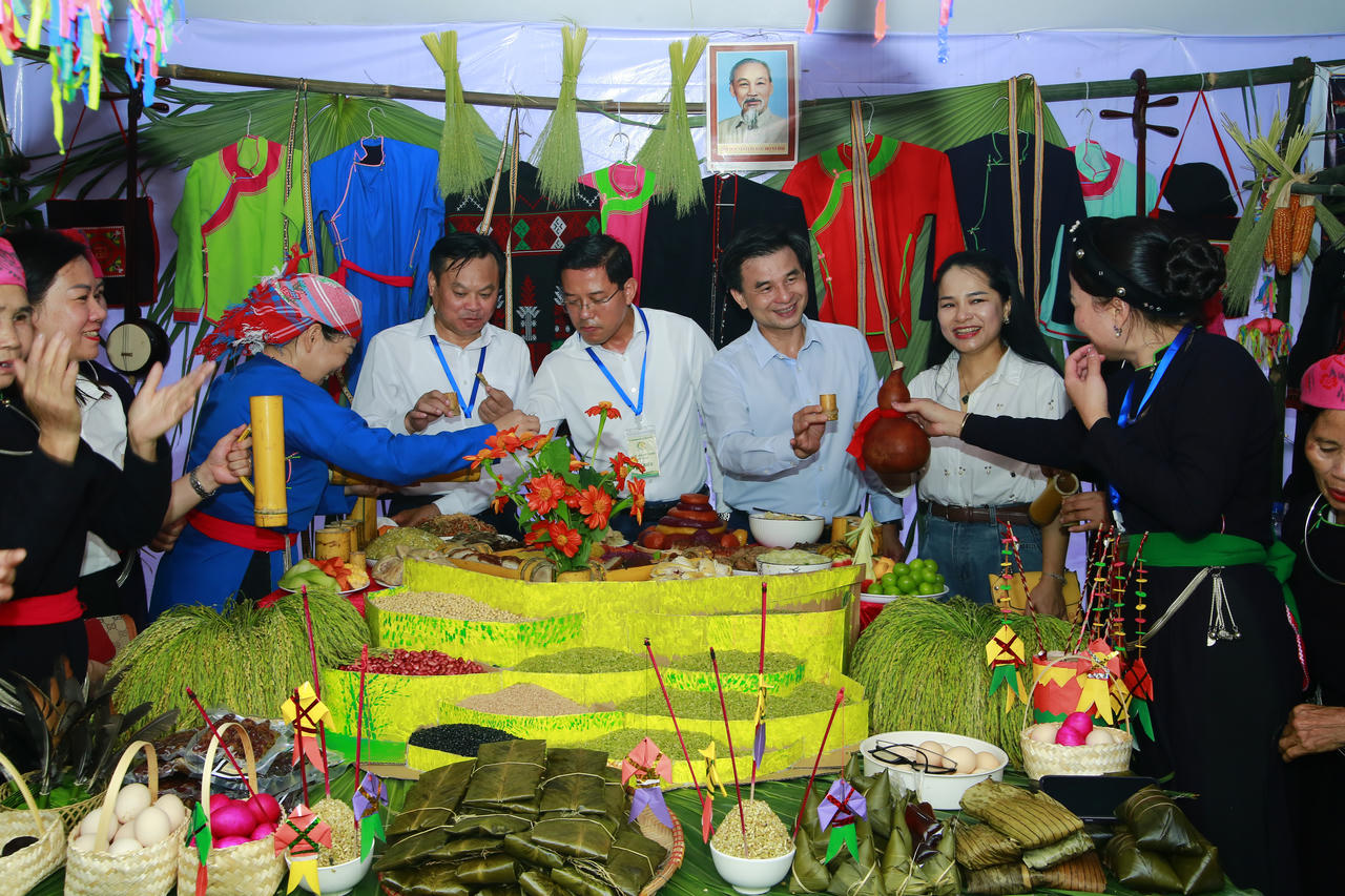 Lễ hội Cốm Hợp Thành: Gìn giữ hương vị truyền thống, nâng tầm nông sản địa phương
