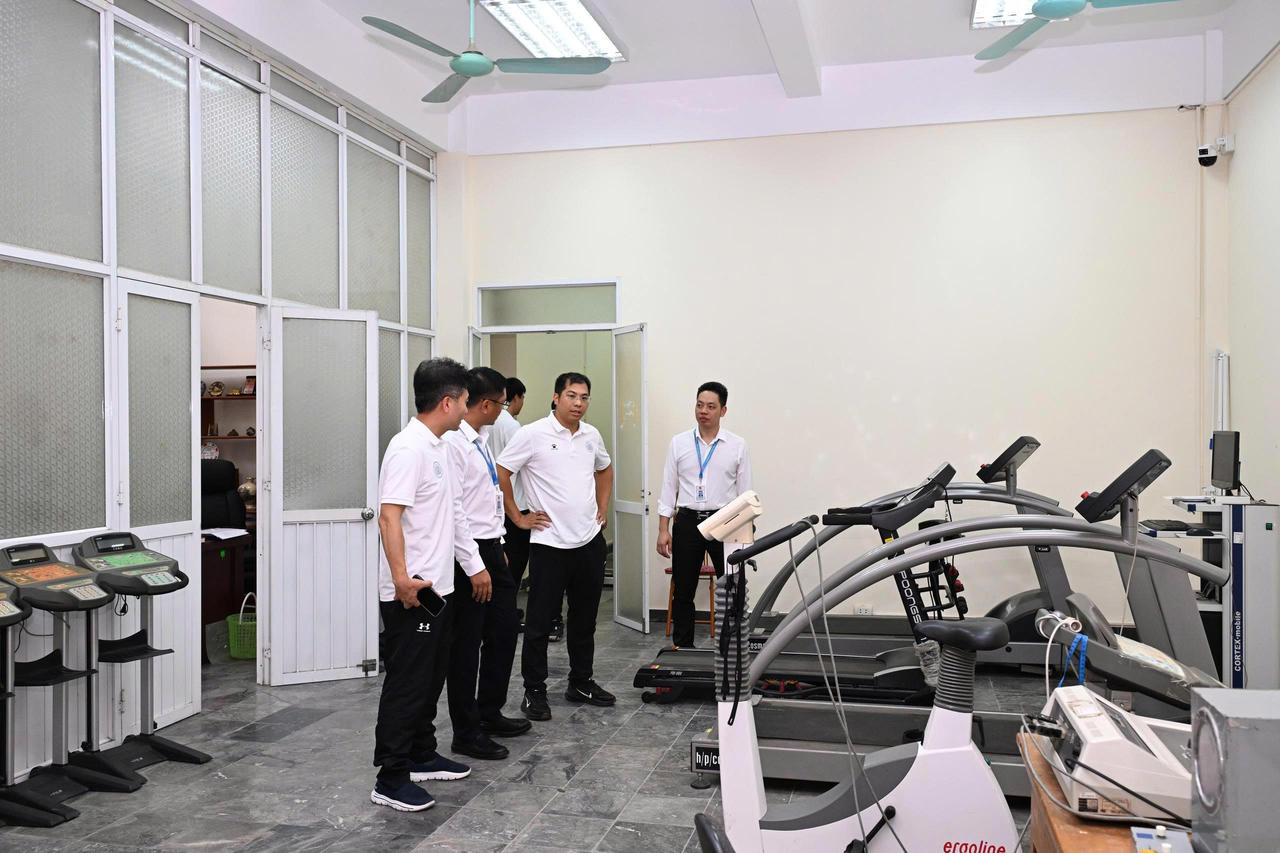 Đoàn công tác của Học viện Thể dục thể thao, Đại học Trùng Khánh, Trung Quốc đã tham quan cơ sở vật chất của Nhà trường.