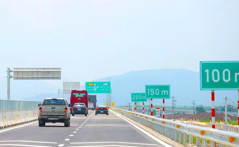 Yêu cầu 7 tuyến cao tốc bổ sung biển báo khoảng cách an toàn